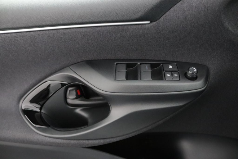Toyota Yaris - 1.5 Hybrid 115 First Edition 28