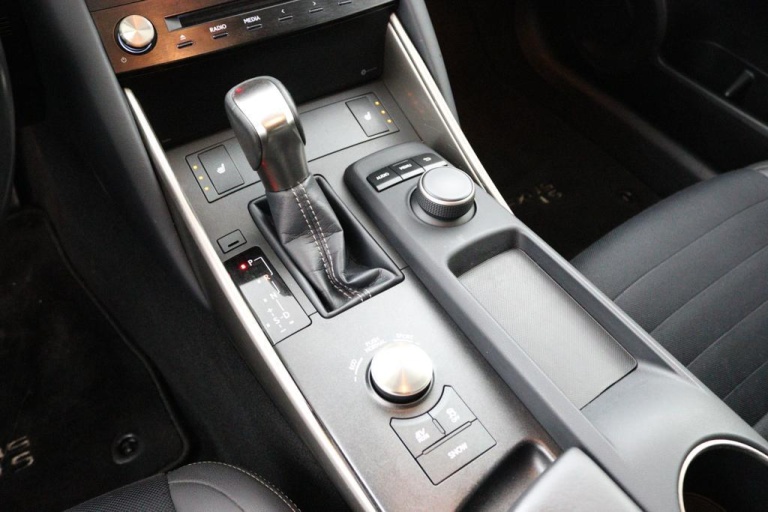 Lexus IS - 300h Hybrid Business Line 24