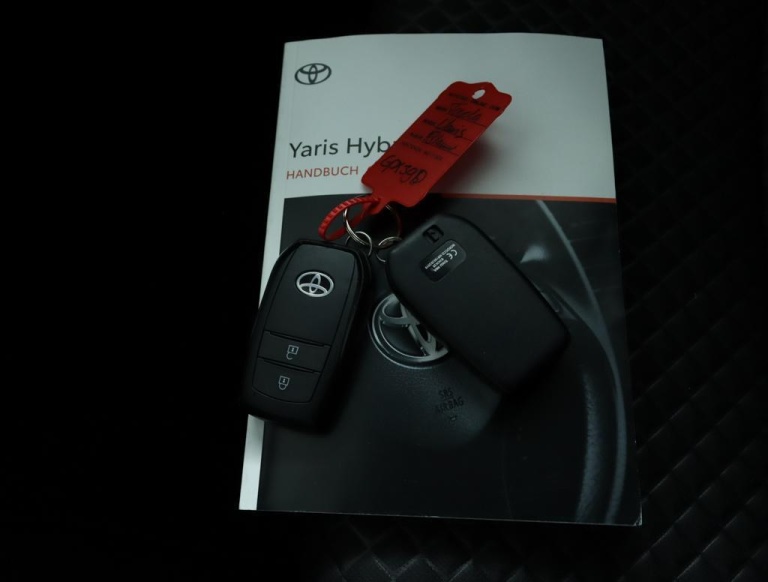Toyota Yaris - 1.5 Hybrid Executive 11