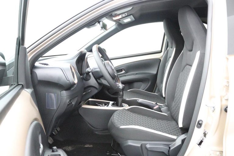 Toyota Aygo X - 1.0 VVT-i MT Pulse 16