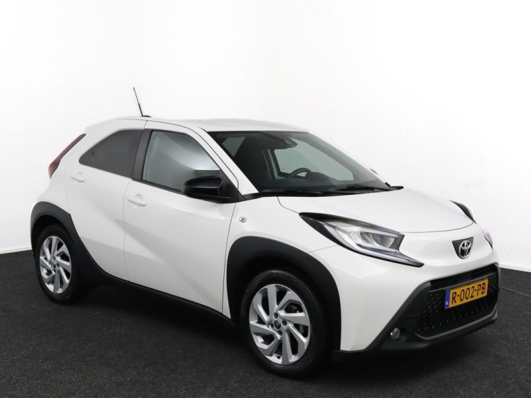 Toyota Aygo X - 1.0 VVT-i MT first 3