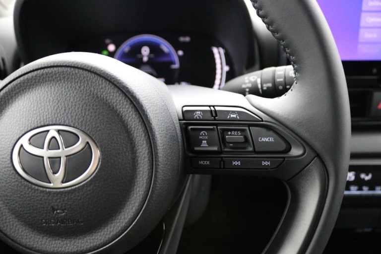 Toyota Yaris - 1.5 Hybrid 115 First Edition 12