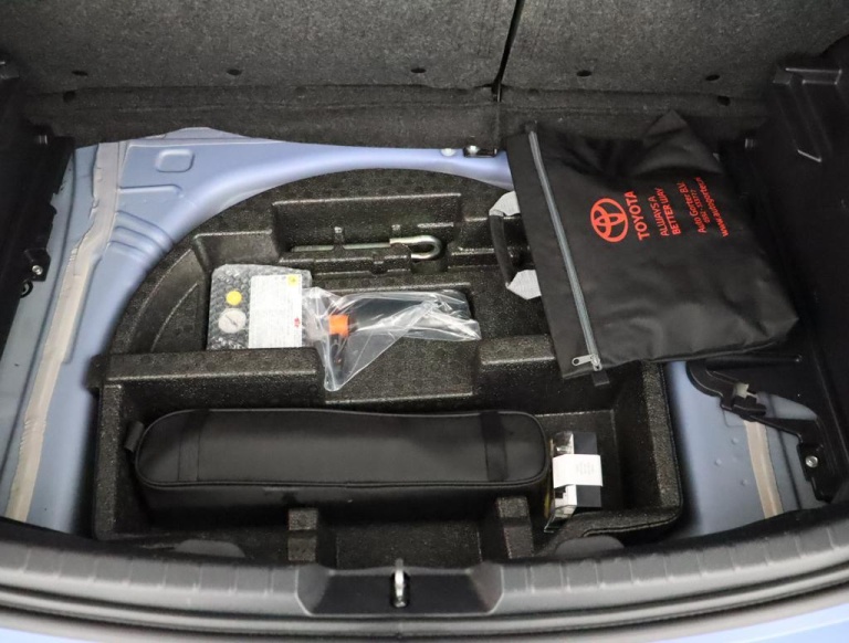 Toyota Yaris - 1.5 Hybrid Bi-Tone Plus 33