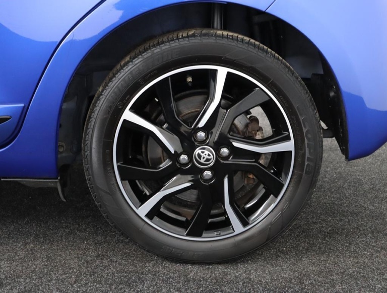 Toyota Yaris - 1.5 Hybrid Bi-Tone Plus 41