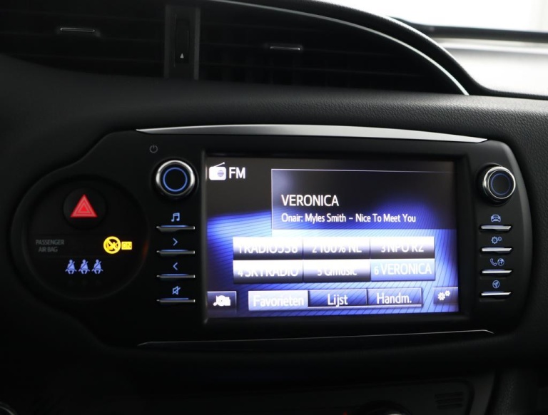 Toyota Yaris - 1.5 Hybrid Bi-Tone Plus 9