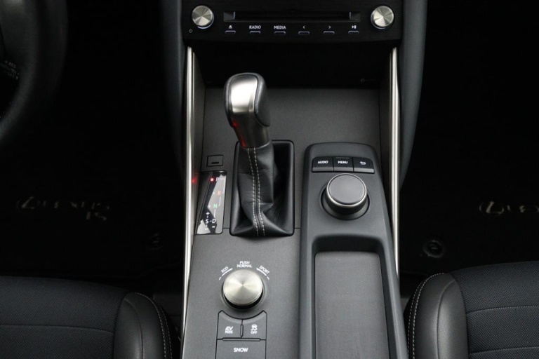Lexus IS - 300h Hybrid Business Line 24