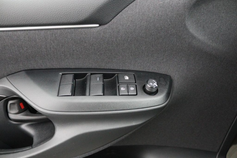 Toyota Yaris - 1.5 Hybrid 115 First Edition 28