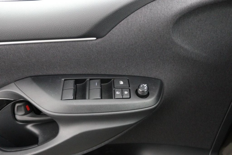 Toyota Yaris - 1.5 Hybrid 115 First Edition 28