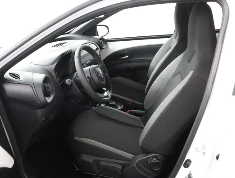 Toyota Aygo X - 1.0 VVT-i S-CVT Play 16