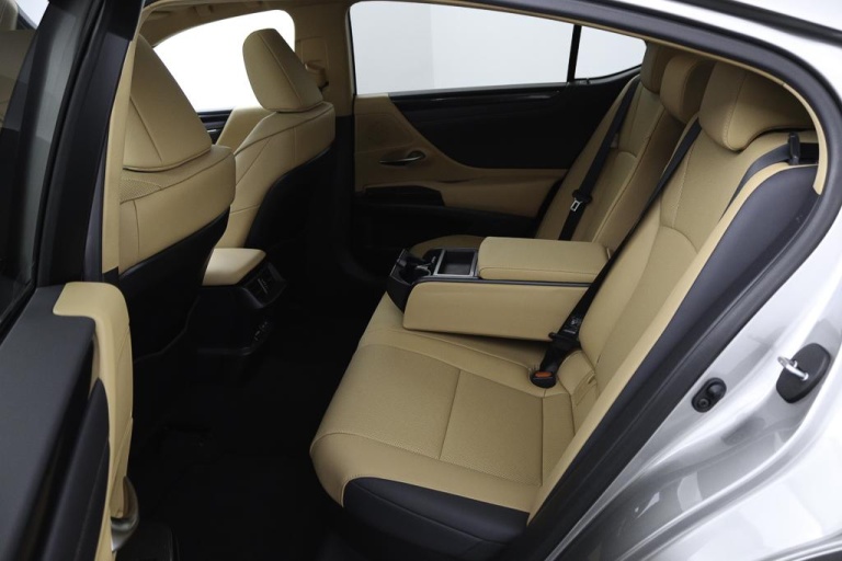 Lexus ES - 300h Business Line 37