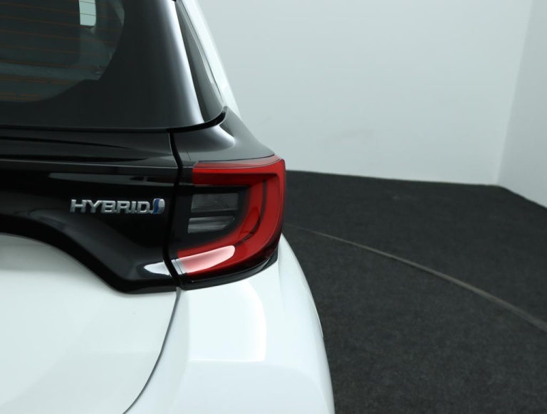 Toyota Yaris - 1.5 Hybrid Dynamic 37