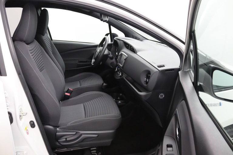 Toyota Yaris - 1.5 Hybrid Bi-Tone 10