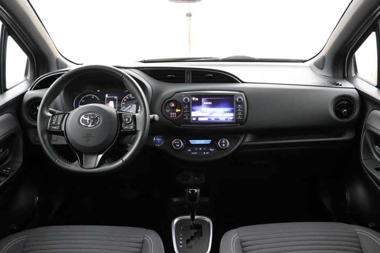 Toyota Yaris - 1.5 Hybrid Bi-Tone 11