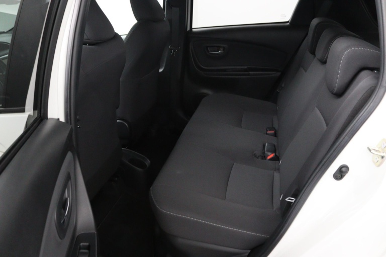 Toyota Yaris - 1.5 Hybrid Bi-Tone 12