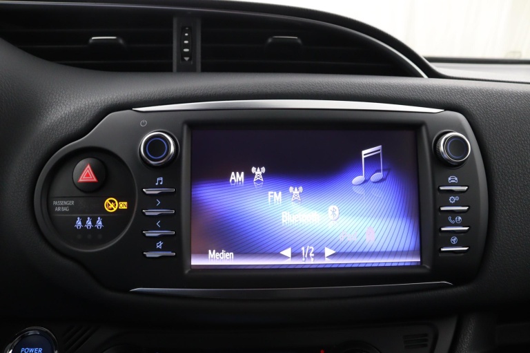 Toyota Yaris - 1.5 Hybrid Bi-Tone 15
