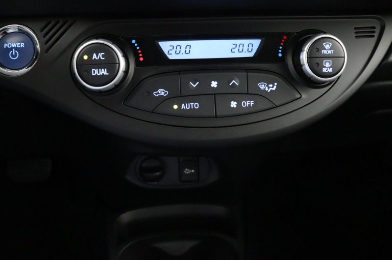 Toyota Yaris - 1.5 Hybrid Bi-Tone 16