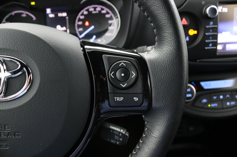 Toyota Yaris - 1.5 Hybrid Bi-Tone 18