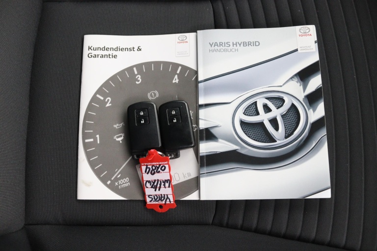 Toyota Yaris - 1.5 Hybrid Bi-Tone 25