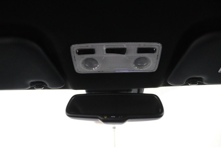 Toyota Yaris - 1.5 Hybrid Bi-Tone 33