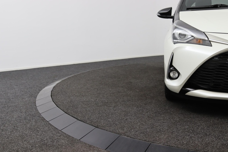 Toyota Yaris - 1.5 Hybrid Bi-Tone 35