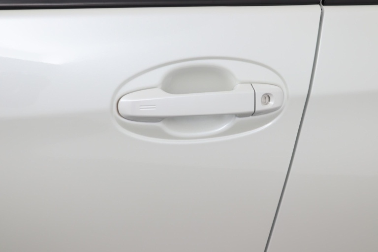 Toyota Yaris - 1.5 Hybrid Bi-Tone 36