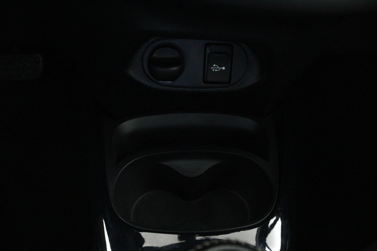 Toyota Yaris - 1.5 Hybrid Bi-Tone 39