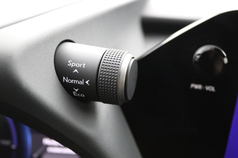 Lexus UX - 300h F SPORT Design 43