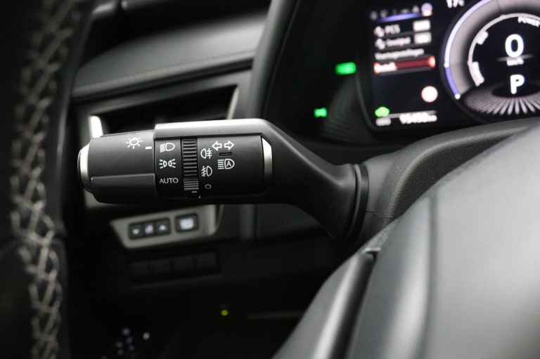 Lexus UX - 250h Business Line 32