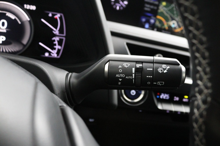 Lexus UX - 250h Business Line 33
