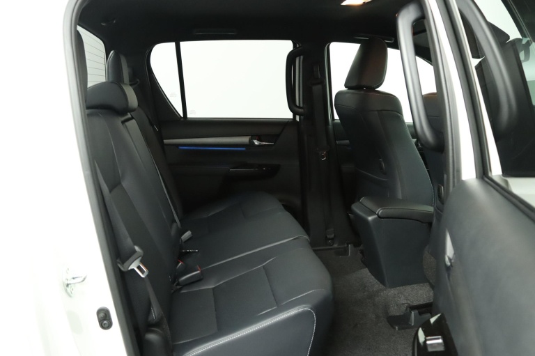 Toyota HiLux - 2.8 D-4D Double Cab Hybrid Invincible 17