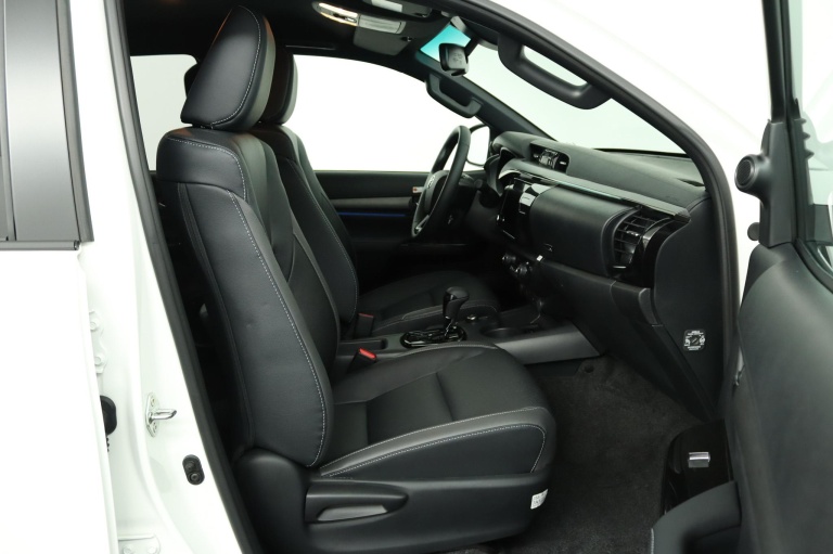 Toyota HiLux - 2.8 D-4D Double Cab Hybrid Invincible 21
