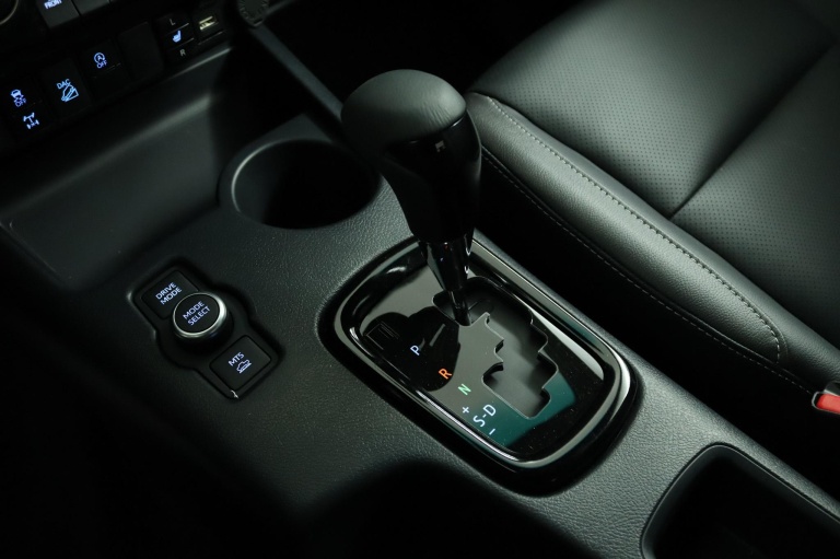 Toyota HiLux - 2.8 D-4D Double Cab Hybrid Invincible 23