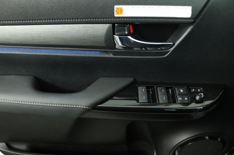 Toyota HiLux - 2.8 D-4D Double Cab Hybrid Invincible 25