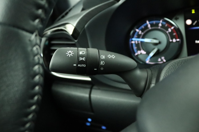 Toyota HiLux - 2.8 D-4D Double Cab Hybrid Invincible 27
