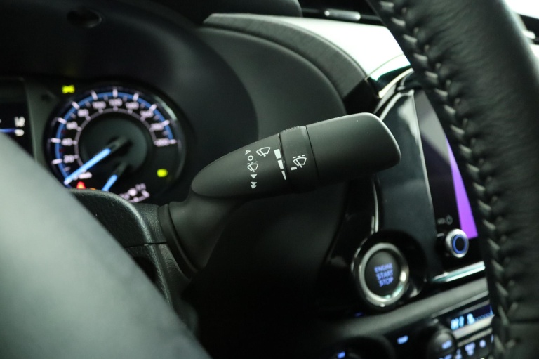 Toyota HiLux - 2.8 D-4D Double Cab Hybrid Invincible 28