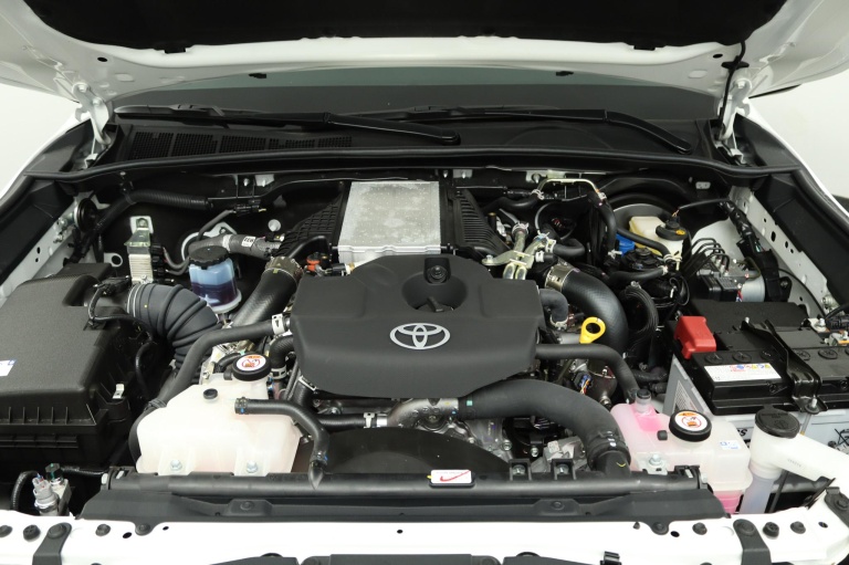 Toyota HiLux - 2.8 D-4D Double Cab Hybrid Invincible 30