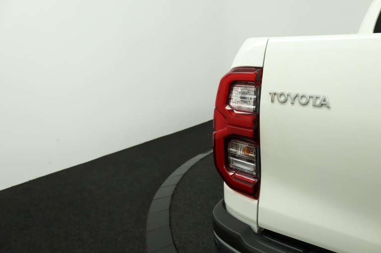 Toyota HiLux - 2.8 D-4D Double Cab Hybrid Invincible 34
