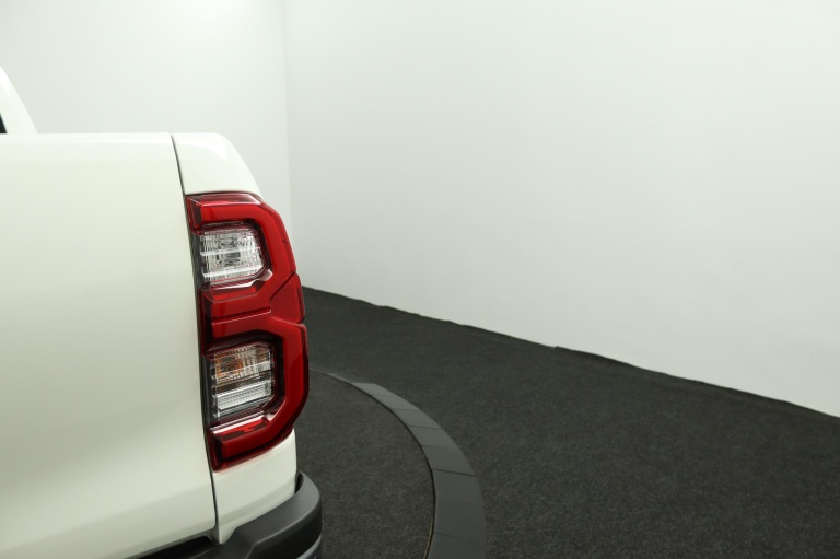 Toyota HiLux - 2.8 D-4D Double Cab Hybrid Invincible 35