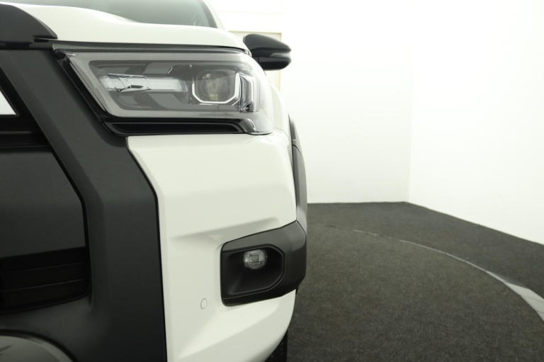 Toyota HiLux - 2.8 D-4D Double Cab Hybrid Invincible 37