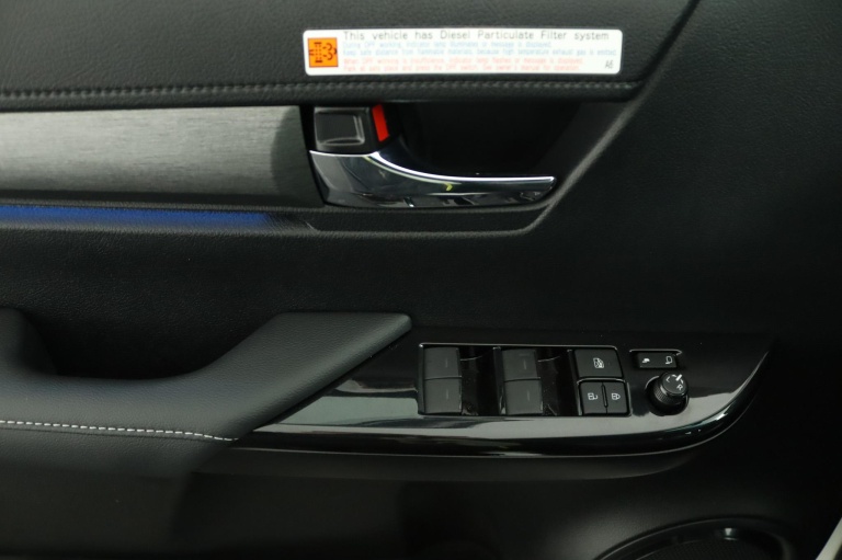 Toyota HiLux - 2.8 D-4D Double Cab Hybrid Invincible 43