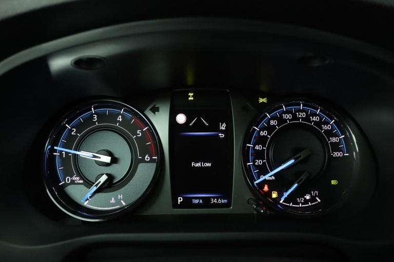 Toyota HiLux - 2.8 D-4D Double Cab Hybrid Invincible 6