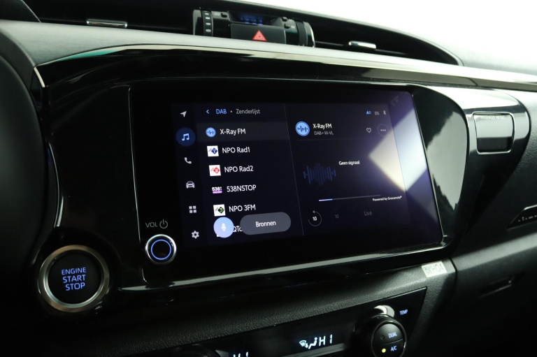 Toyota HiLux - 2.8 D-4D Double Cab Hybrid Invincible 7