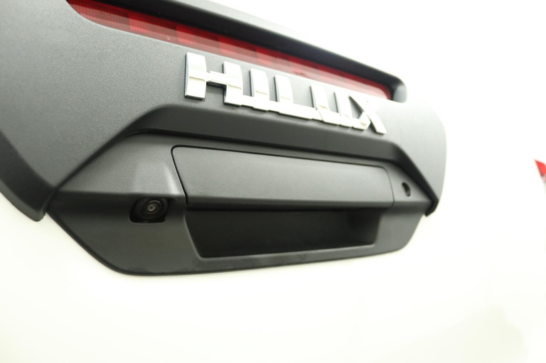 Toyota HiLux - 2.8 D-4D Double Cab Hybrid Invincible 37