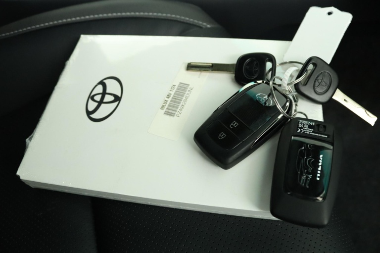 Toyota HiLux - 2.8 D-4D Double Cab Hybrid Invincible 9