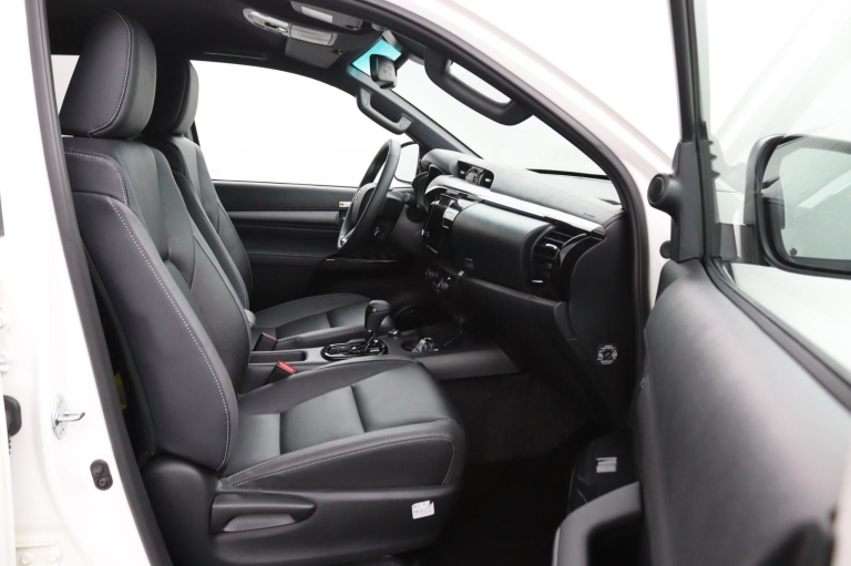 Toyota HiLux - 2.8 D-4D Double Cab Hybrid Invincible 12
