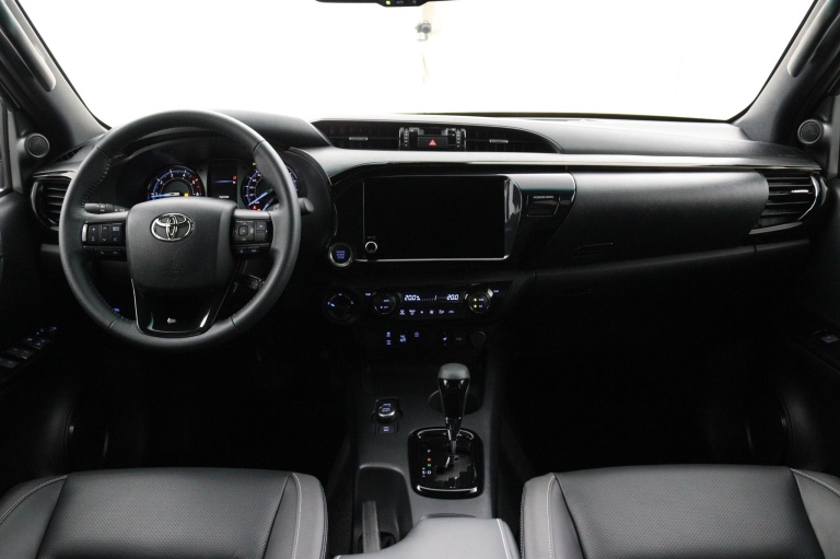 Toyota HiLux - 2.8 D-4D Double Cab Hybrid Invincible 13