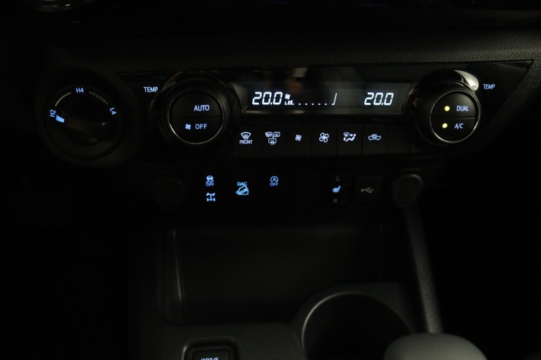 Toyota HiLux - 2.8 D-4D Double Cab Hybrid Invincible 15