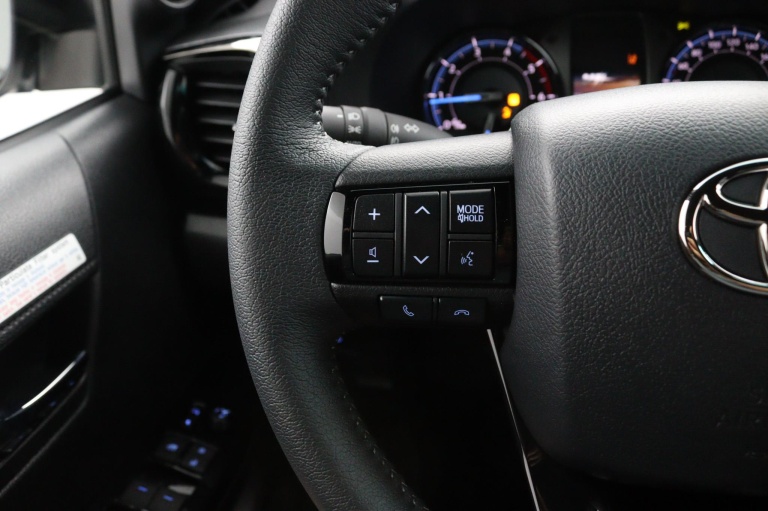 Toyota HiLux - 2.8 D-4D Double Cab Hybrid Invincible 16