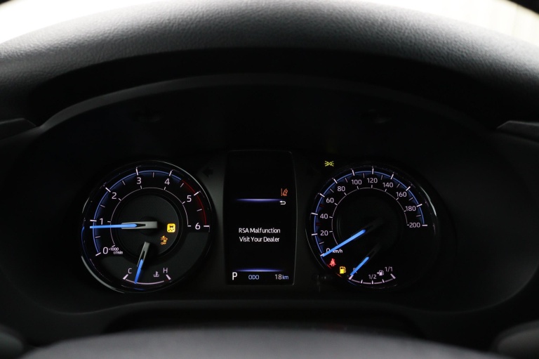 Toyota HiLux - 2.8 D-4D Double Cab Hybrid Invincible 17