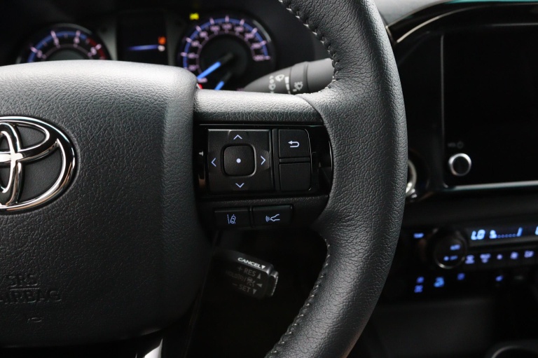 Toyota HiLux - 2.8 D-4D Double Cab Hybrid Invincible 18